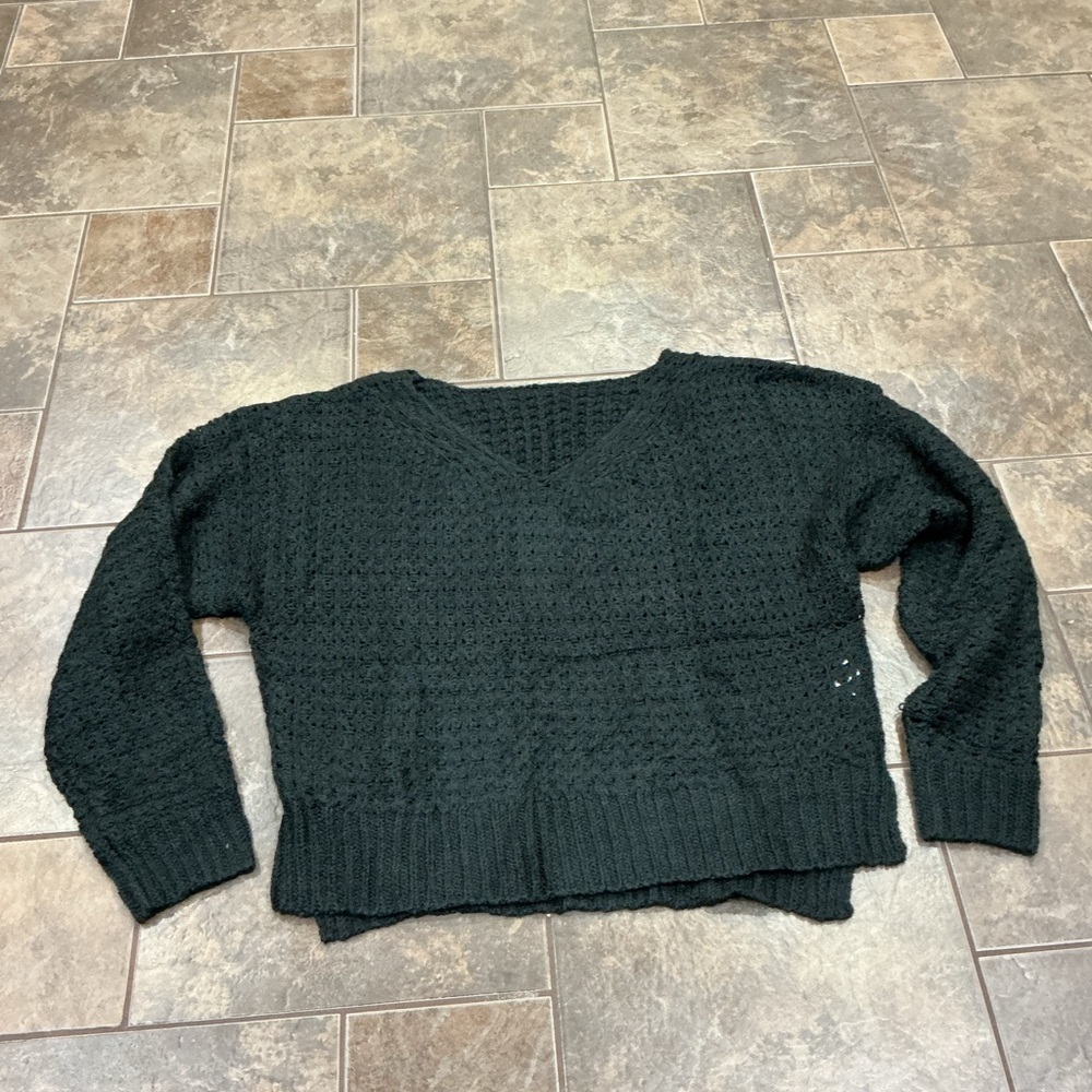 🥵 Cozy Black V-Neck Sweater small